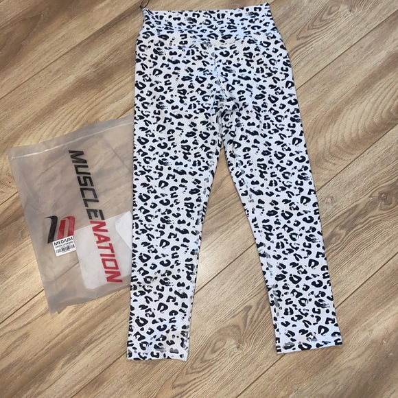 ***SOLD*** Scrunch bum Snow leopard Leggings - Picture 7 of 10